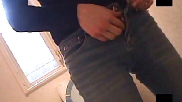 Бърз сутрешен секс ново българско порно завършва с капеща сперма по дупето.